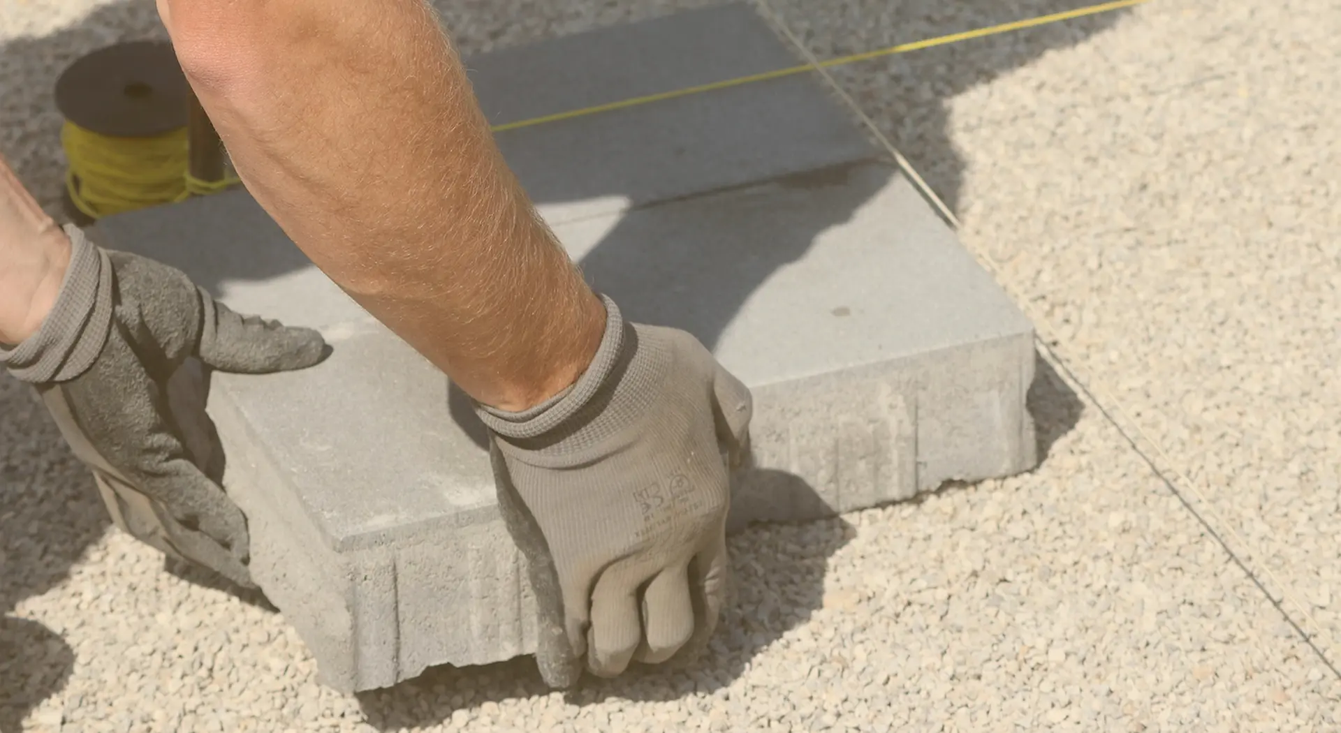 Proces pokládání zámkové dlažby